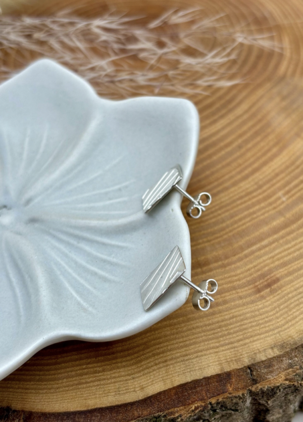 Ohrstecker silber - eismatt Viereck mit Muster – Bild 4