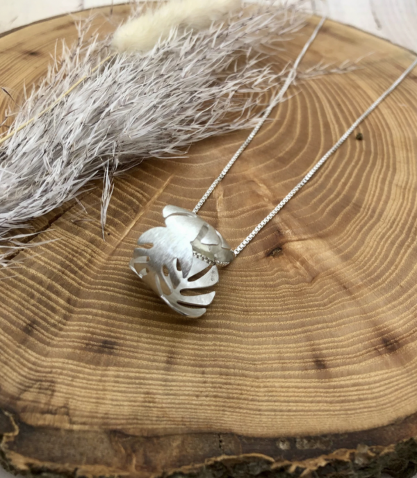 Kette mit Anhänger - Monstera – Bild 2