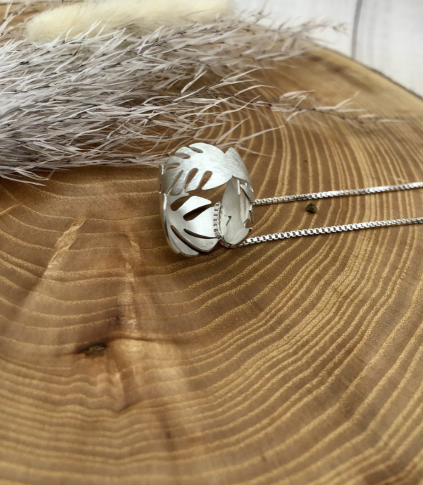 Kette mit Anhänger - Monstera – Bild 3